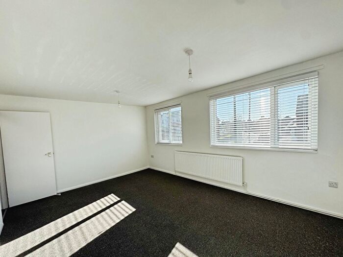 2 Bedroom Flat To Rent In Stockport Road, Timperley, Altrincham, Greater Manchester, WA15