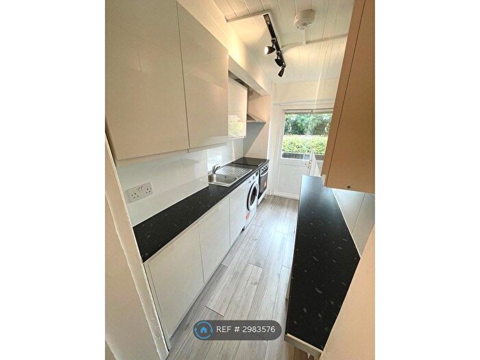 Studio To Rent In Woodside Road, Sutton, SM1