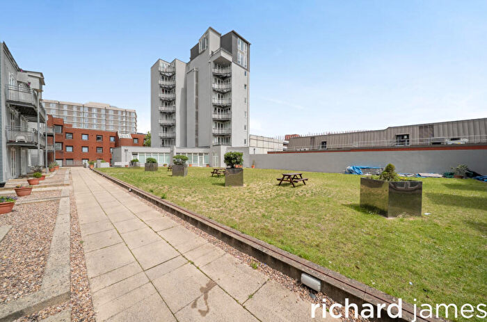 3 Bedroom Flat For Sale In Gordon Gardens, Swindon, SN1