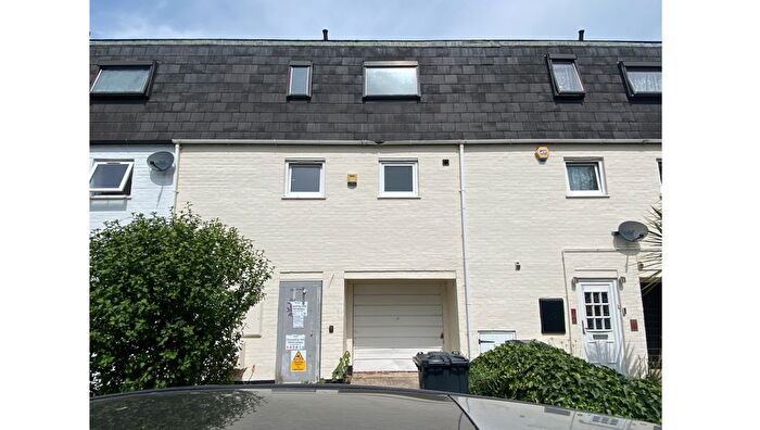 3 Bedroom Property For Sale In Yeoman Road, Northolt, Greater London, UB5