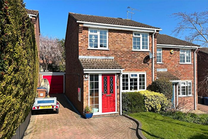 3 Bedroom Semi-detached House For Sale In Ennerdale Grove, Farnham, Surrey, GU9