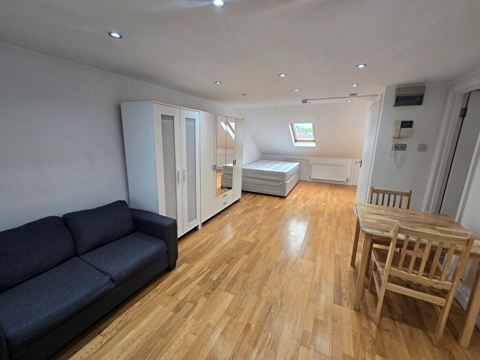 Studio To Rent In Hurstwood Road, Golders Green, Barnet, London, NW11