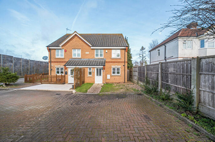 3 Bedroom Semi Detached House For Sale In Florence Close, Dunstable, Bedfordshire, LU5