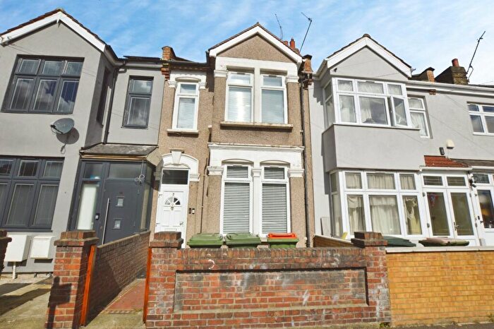 2 Bedroom Flat For Sale In Bushey Road, London, E13