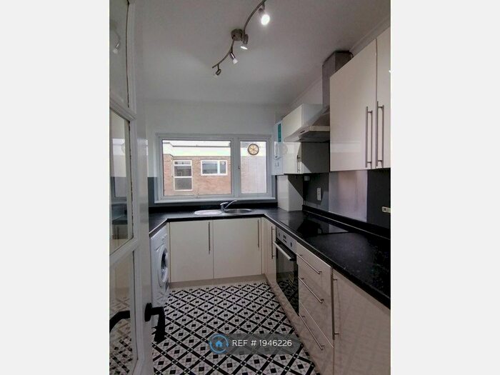 1 Bedroom Flat To Rent In Templedene Court, Bromley, BR2