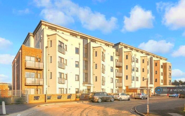 1 Bedroom Flat To Rent In Victory Park Road, Addlestone, KT15