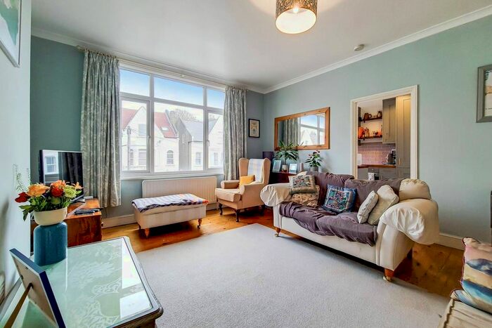 3 Bedroom Flat To Rent In Romola Road, Brockwell Park, London, SE24