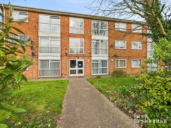 2 Bedroom Flat To Rent In Old Castle Walk, Gillingham, ME8