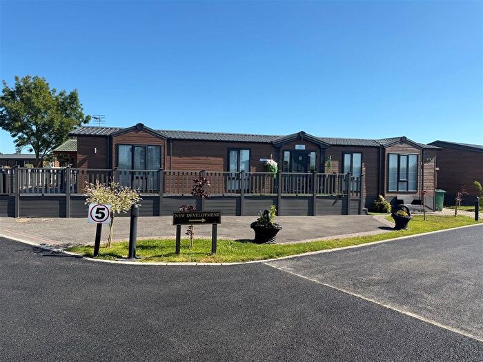 2 Bedroom Mobile/park Home For Sale In Oakwood Retreat Country Park, Back Road, Newton On Derwent, York, YO41