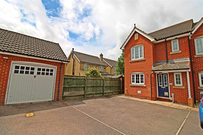 3 Bedroom End Of Terrace House For Sale In Tansey End, Biggleswade, SG18
