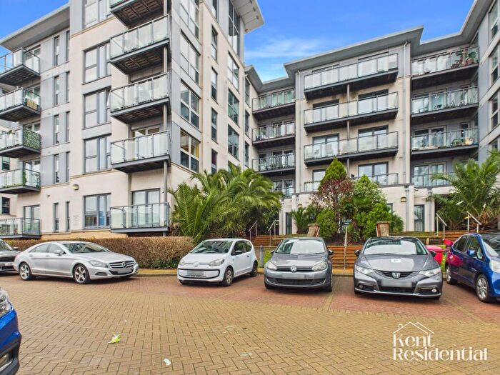 2 Bedroom Flat For Sale In Mckenzie Court, Maidstone, ME14