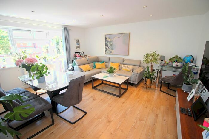 2 Bedroom Maisonette To Rent In Great South West Road, Hounslow, TW4