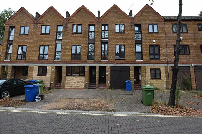 4 Bedroom Town House To Rent In Brunswick Quay, London, SE16