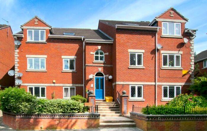 2 Bedroom Flat To Rent In Highthorne Court, Leeds, West Yorkshire, LS17