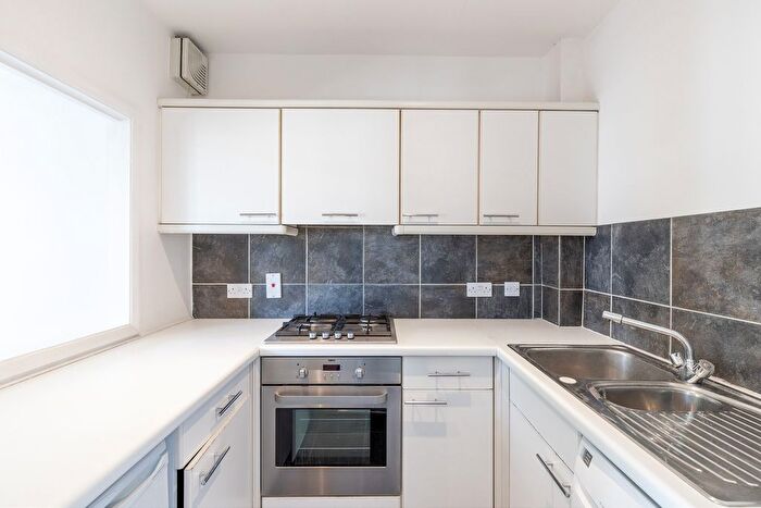 2 Bedroom Flat To Rent In Kempsford Gardens, London, SW5