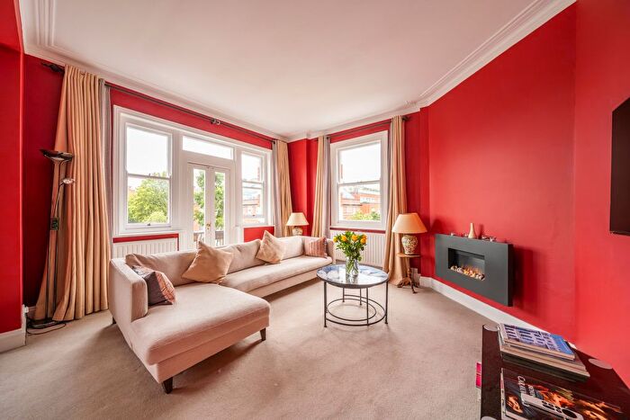 2 Bedroom Flat For Sale In Lurline Gardens, London, SW11