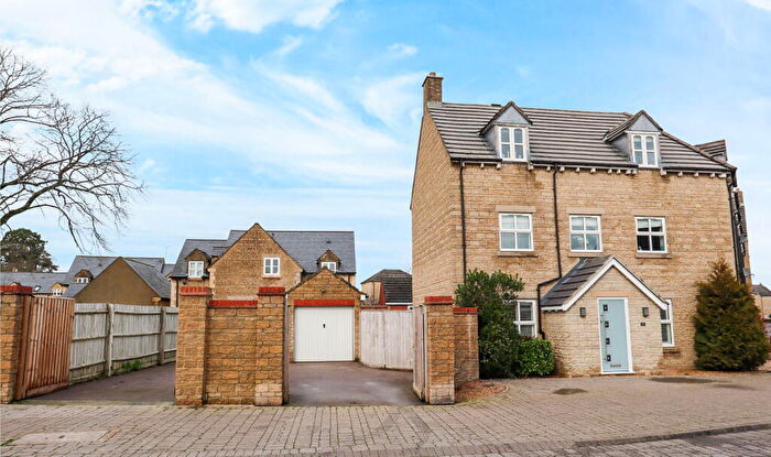 4 Bedroom End Of Terrace House For Sale In Zander Road, Calne, SN11
