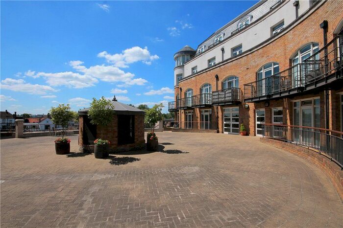 2 Bedroom Flat To Rent In Clarence Street, Staines Upon Thames, Middlesex, TW18