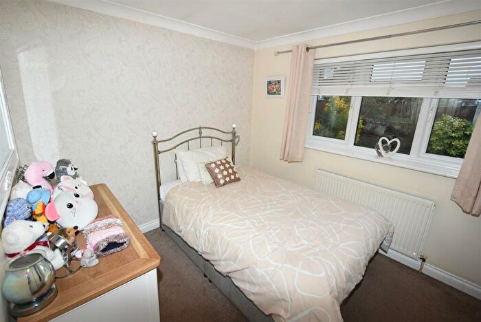 1 Bedroom Detached Bungalow For Sale In Odessa Road, Canvey Island, SS8