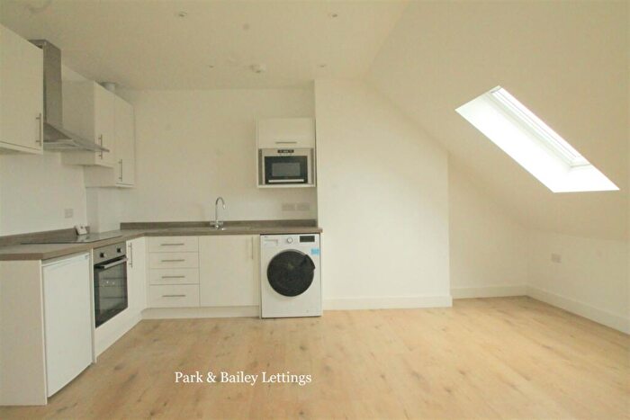 Flat To Rent In Purley, CR8