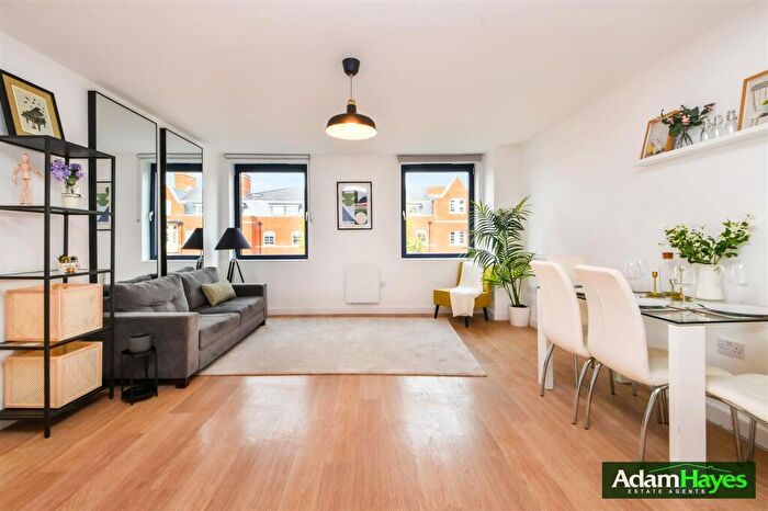 2 Bedroom Apartment For Sale In High Road, North Finchley, N12
