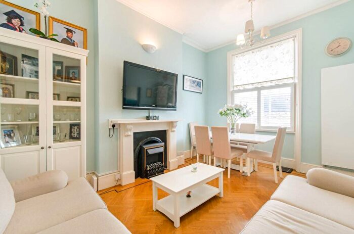 2 Bedroom Flat To Rent In Coleherne Road, Earls Court, London, SW10