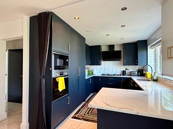 4 Bedroom Maisonette For Sale In Linden Lawns, Wembley, HA9