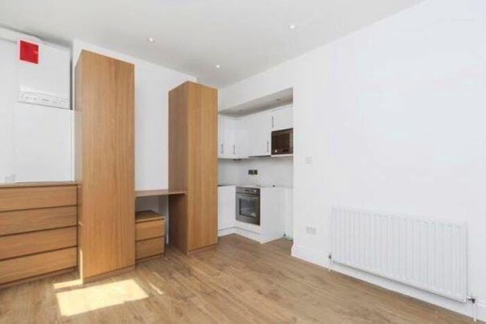 Studio To Rent In Ballards Lane, London, N3