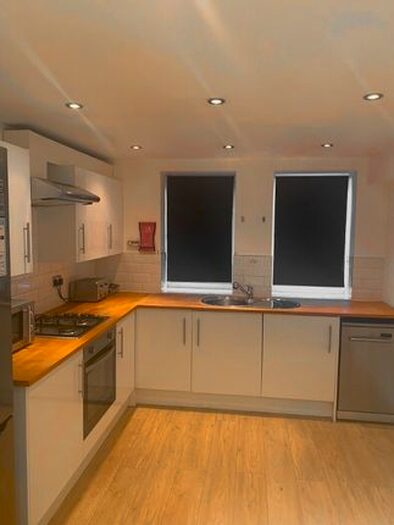 Studio To Rent In Walworth Road, London, SE17