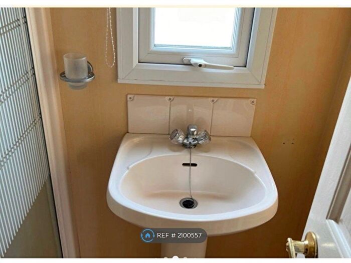 2 Bedroom Mobile/park Home To Rent In Great North Road, Welwyn Garden City, AL8