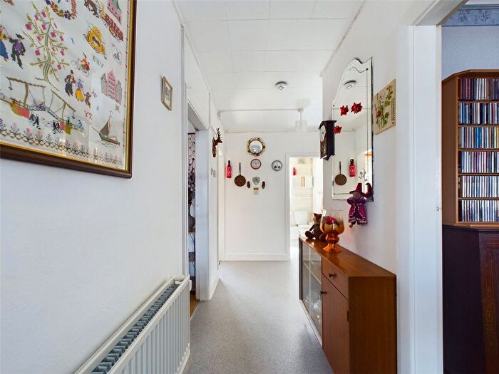 2 Bedroom Flat For Sale In Chase Cross Road, Romford, RM5