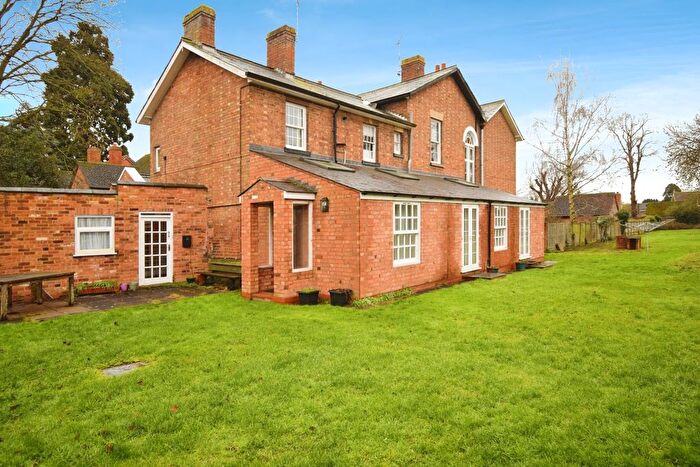 3 Bedroom Semi Detached House For Sale In Leamington Road, Long Itchington, Southam, Warwickshire, CV47