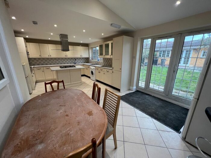 6 Bedroom Semi-Detached House To Rent In Victoria Gardens, Hounslow, Greater London, TW5