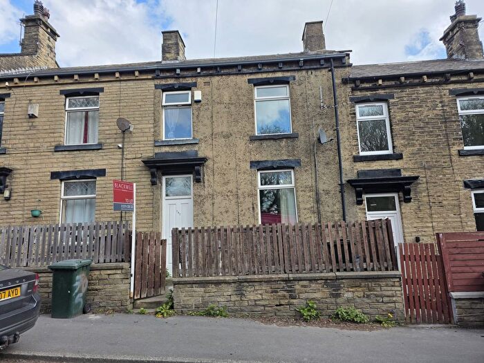 3 Bedroom Flat To Rent In Cleckheaton Road, Bradford, BD12