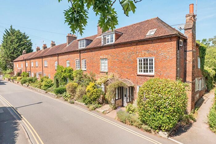 3 Bedroom Semi-Detached House For Sale In Beavers Road, Farnham, GU9