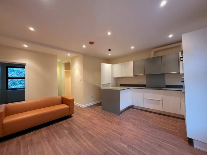 3 Bedroom Flat To Rent In Adelaide Terrace, Brentford, TW8