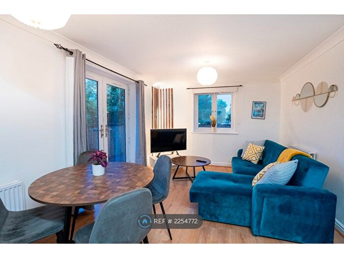 2 Bedroom Flat To Rent In Newlyn Place, Milton Keynes, MK6