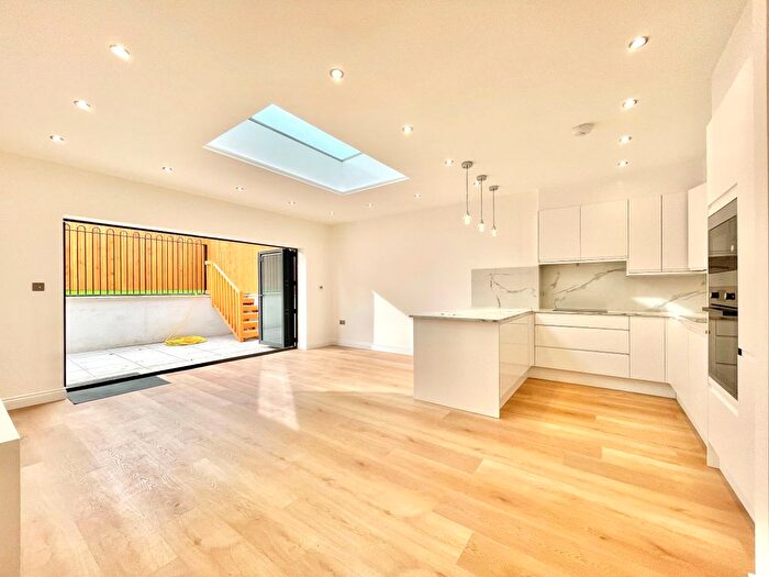 3 Bedroom Flat To Rent In Warwick Road, New Barnet, Barnet, EN5