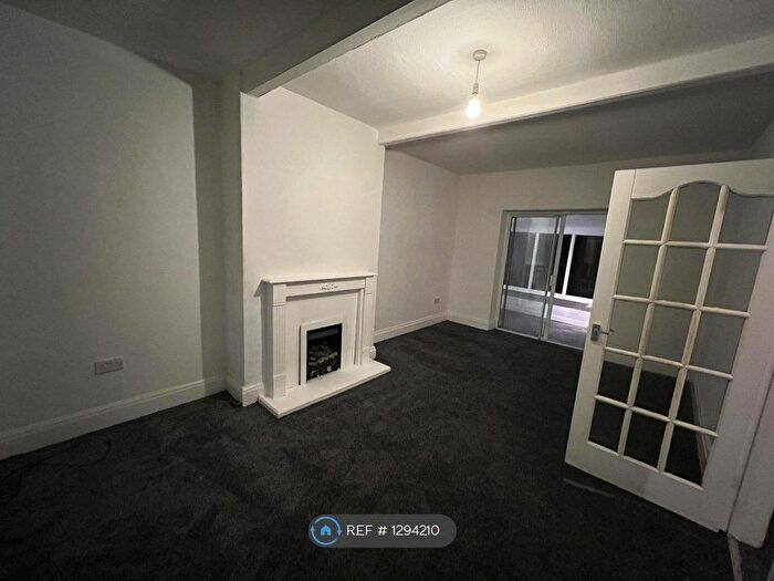 4 Bedroom Semi-Detached House To Rent In Shortlands Avenue, Bury, BL9