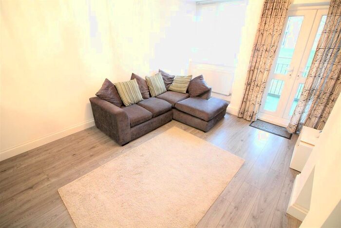 2 Bedroom Flat To Rent In Innes Gardens, London, SW15