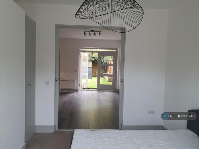 1 Bedroom Flat To Rent In Suffolk House, Weybridge, KT13