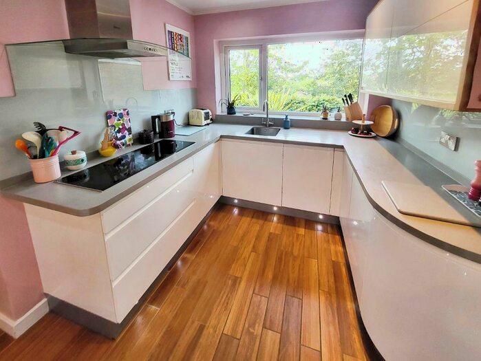 3 Bedroom Detached House For Sale In Crich View, Sherwood, Nottingham, NG5