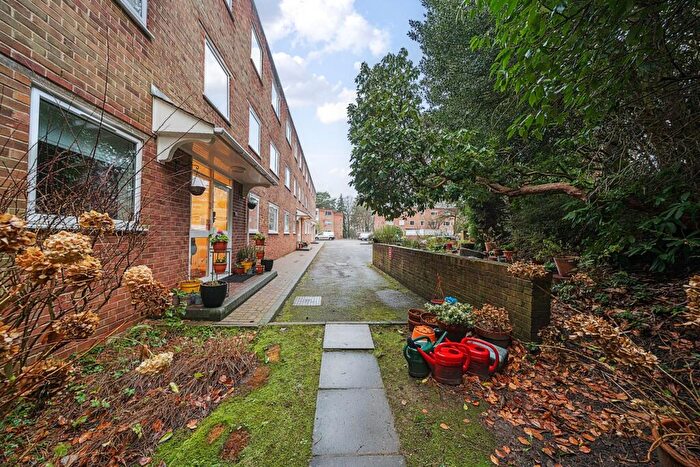 2 Bedroom Flat For Sale In Cardwell Crescent, Sunninghill, SL5