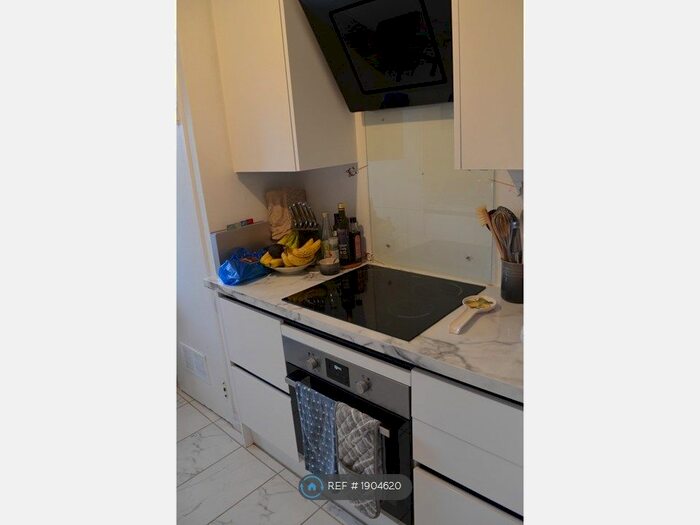 3 Bedroom Flat To Rent In Torrens Court, London, SE5