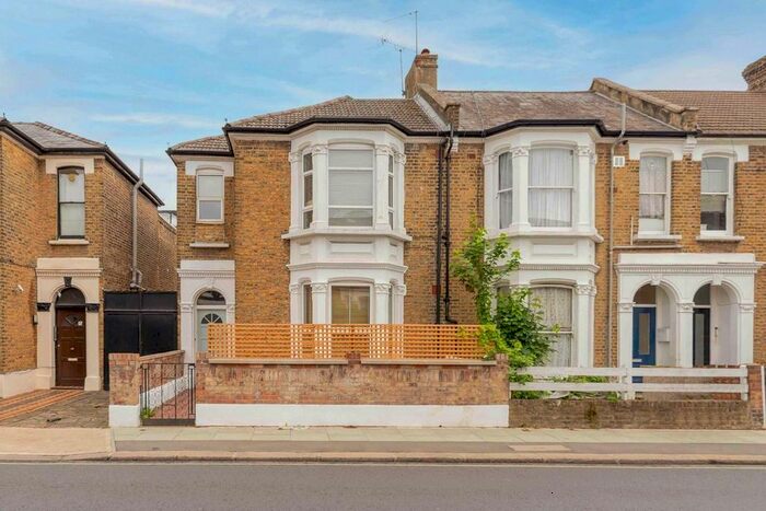 2 Bedroom Flat To Rent In Bloemfontein Road, London, W12