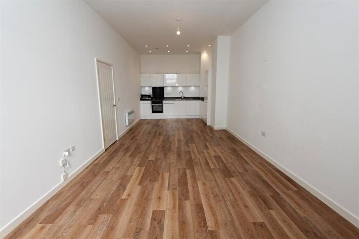 2 Bedroom Flat To Rent In Tate House, New York Road, LS2