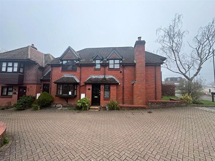 1 Bedroom Flat For Sale In Guildford Road, Lightwater, GU18