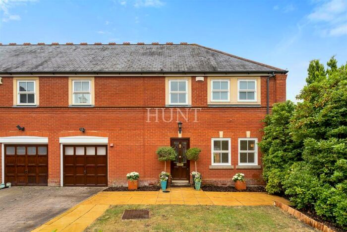 3 Bedroom Mews To Rent In Repton Park, Woodford Green, Essex, IG8