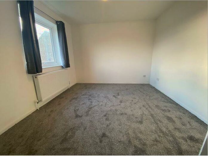2 Bedroom Apartment To Rent In Slough, Berkshire, SL2