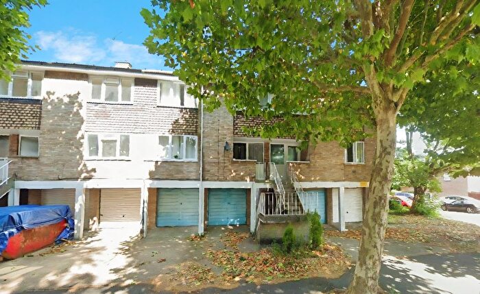 3 Bedroom Detached House For Sale In Goldings Crescent, Hatfield, AL10